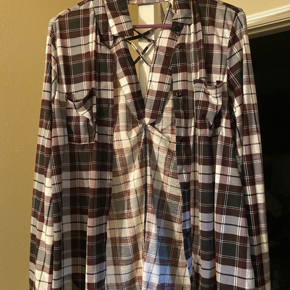 Women’s plaid button up shirt